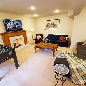 Quiet And Spacious 2 Bedroom Private Unit Toronto