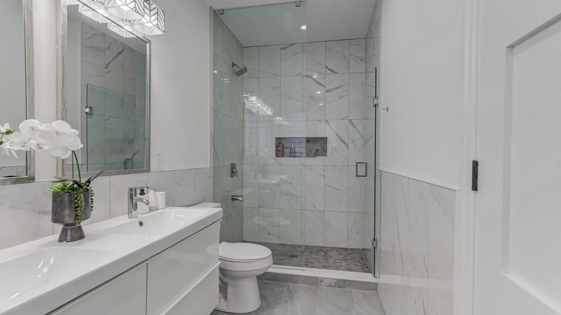 New Build 4 Bedroom-Beach Vibes In The City Toronto